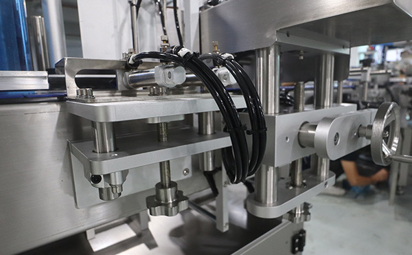 全自動(dòng)雙側(cè)面貼標(biāo)機(jī),側(cè)面貼標(biāo)機(jī),全自動(dòng)貼標(biāo)機(jī)生產(chǎn)廠(chǎng)家