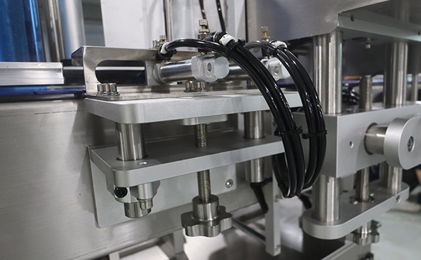 吹貼貼標機,滾貼貼標機,貼標機廠家，高臻智能