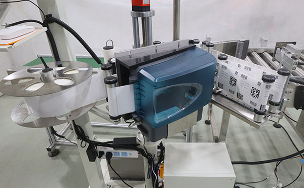 實(shí)時(shí)打印貼標(biāo)機(jī),打印貼標(biāo)設(shè)備,全自動不干膠貼標(biāo)機(jī)廠家